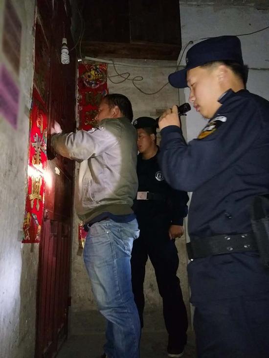 望谟开锁师傅粗心妈妈误将幼女锁家中 民警全城寻开锁师傅开门